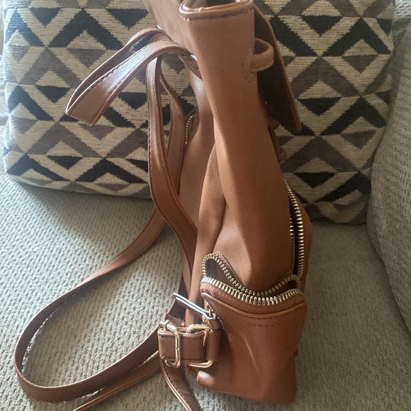 selling a backpack brown medium size with multiple pockets - Picture 3 of 3